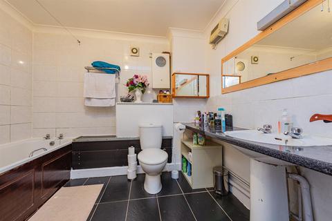 1 Peverel, London, E6 6WZ