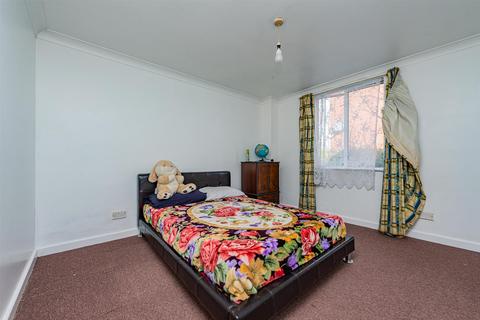 1 Peverel, London, E6 6WZ