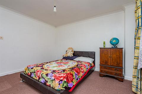 1 Peverel, London, E6 6WZ