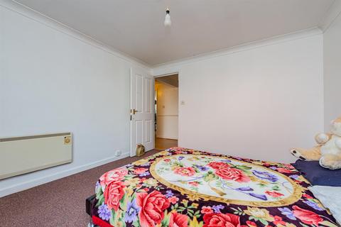 1 Peverel, London, E6 6WZ