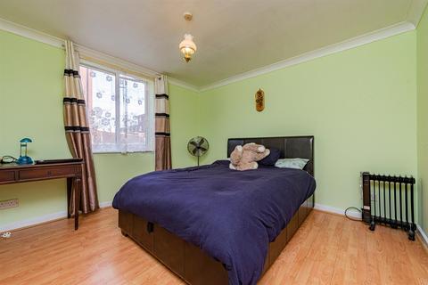 1 Peverel, London, E6 6WZ