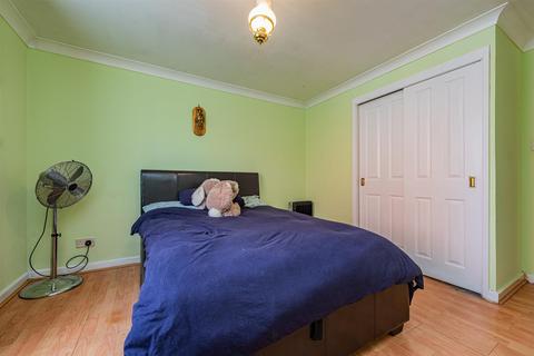 1 Peverel, London, E6 6WZ