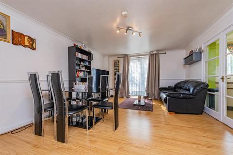 1 Peverel, London, E6 6WZ