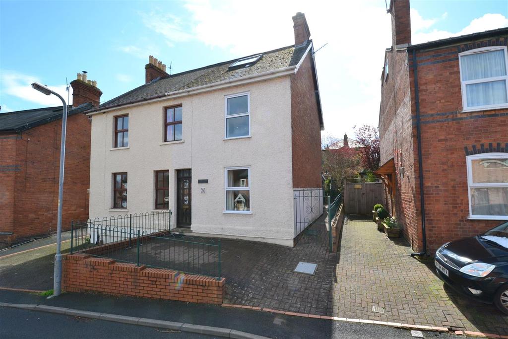 Lower Chase Road, Malvern 3 bed semidetached house £280,000
