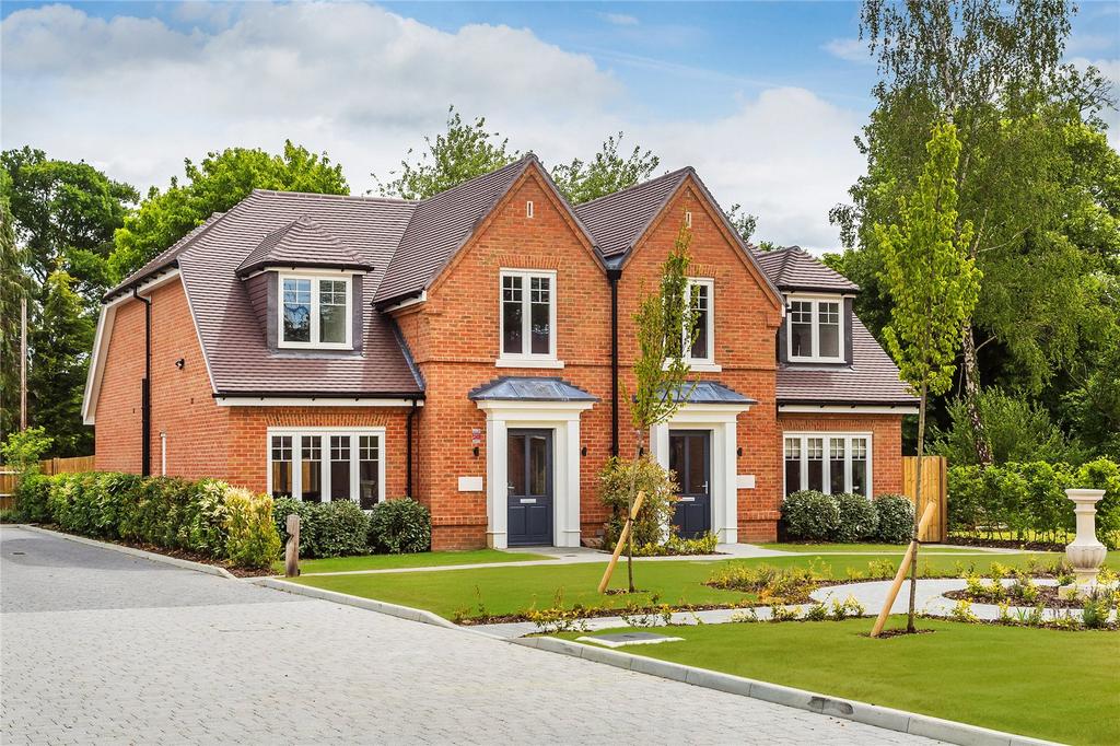 Flexlands Place, Chobham, Woking, Surrey, GU24 3 bed semidetached