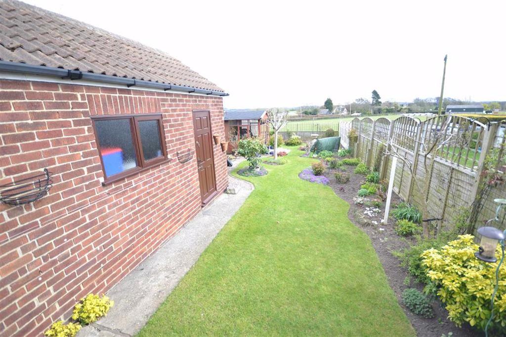 Leeds Road, Scholes, Leeds, LS15 3 bed semidetached house £295,000