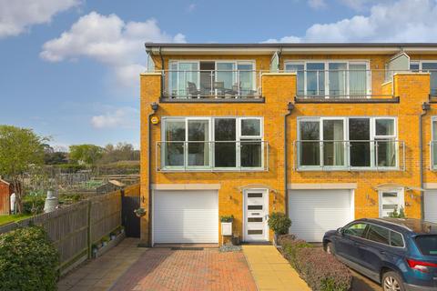 8 Barn Elms Close, Worcester Park, KT4 7AP
