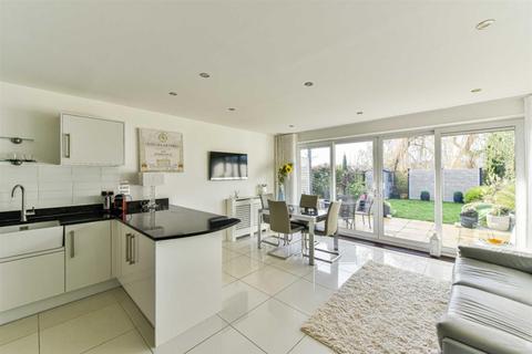 8 Barn Elms Close, Worcester Park, KT4 7AP