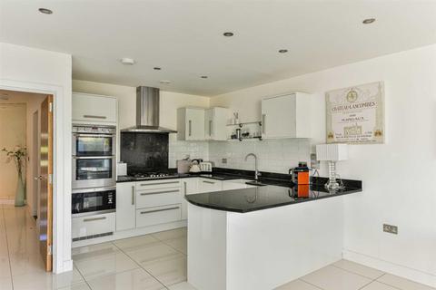 8 Barn Elms Close, Worcester Park, KT4 7AP