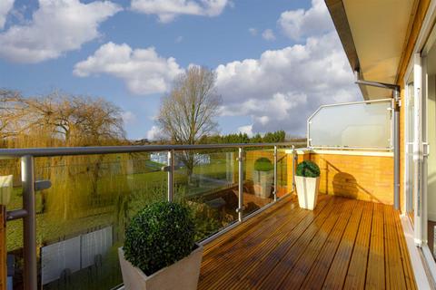 8 Barn Elms Close, Worcester Park, KT4 7AP