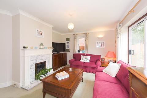 11 Kestrel Close, Epsom, KT19 7EJ