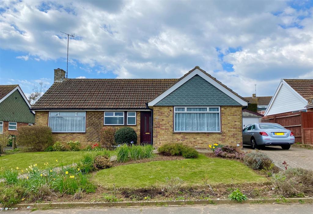 Lexden Road, Seaford 3 bed detached bungalow £1,500 pcm (£346 pw)