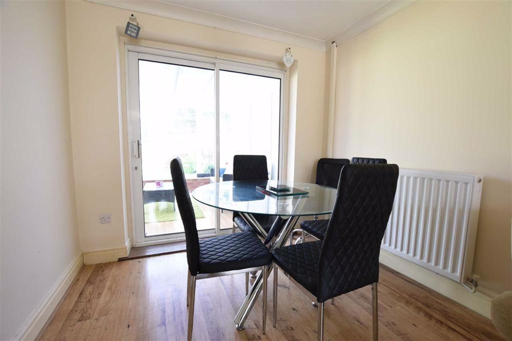 Arkwright Road, Irchester 3 bed semidetached house £190,000