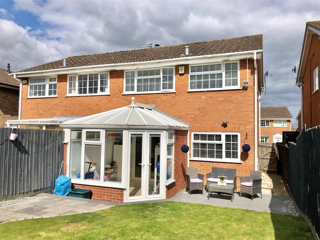 Swift Road, Abbeydale, Gloucester 3 bed semidetached house £250,000