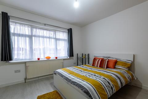 Apartment to rent, St. Leonards Gardens, Hounslow, TW5