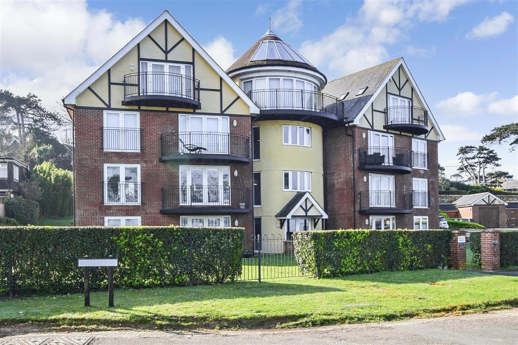 Cliff Road, Totland Bay, Isle of Wight 2 bed ground floor flat £290,000