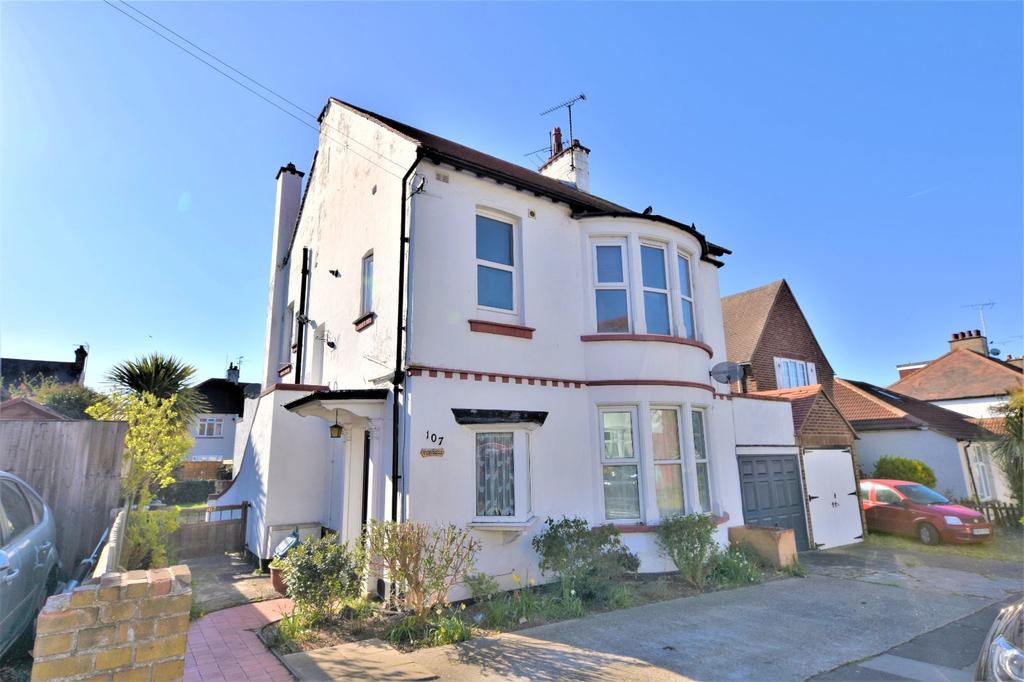 Hildaville Drive, WestcliffonSea, Essex, SS0 2 bed apartment £260,000