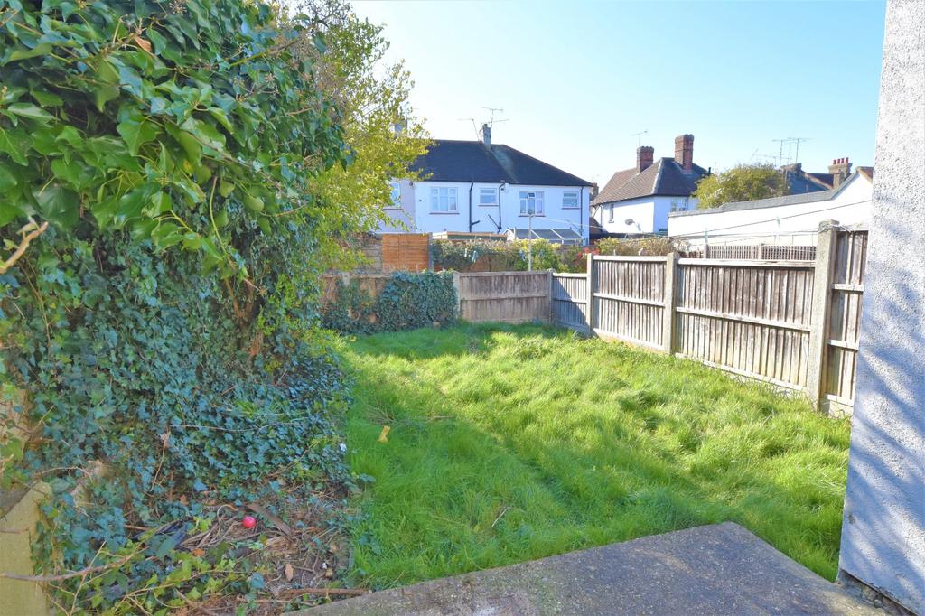 Hildaville Drive, WestcliffonSea, Essex, SS0 2 bed apartment £260,000