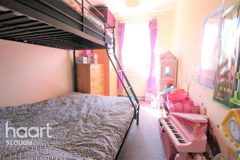 2 bedroom flat to rent, Rochfords Gardens, Slough