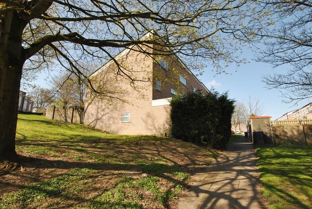 Willowfield, Woodside, Telford, TF7 5NZ 4 bed end of terrace house £