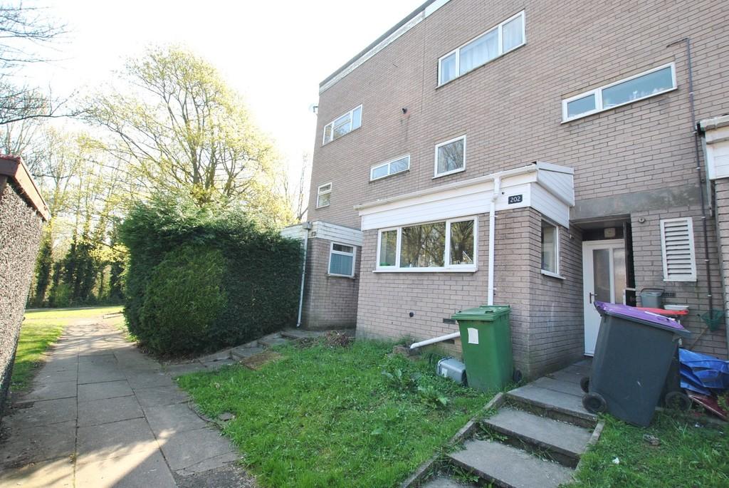 Willowfield, Woodside, Telford, TF7 5NZ 4 bed end of terrace house £