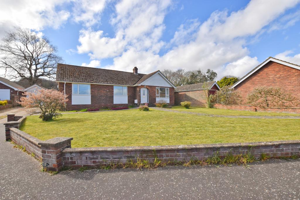 Regis Avenue, Beeston Regis, Sheringham 4 bed detached bungalow £995