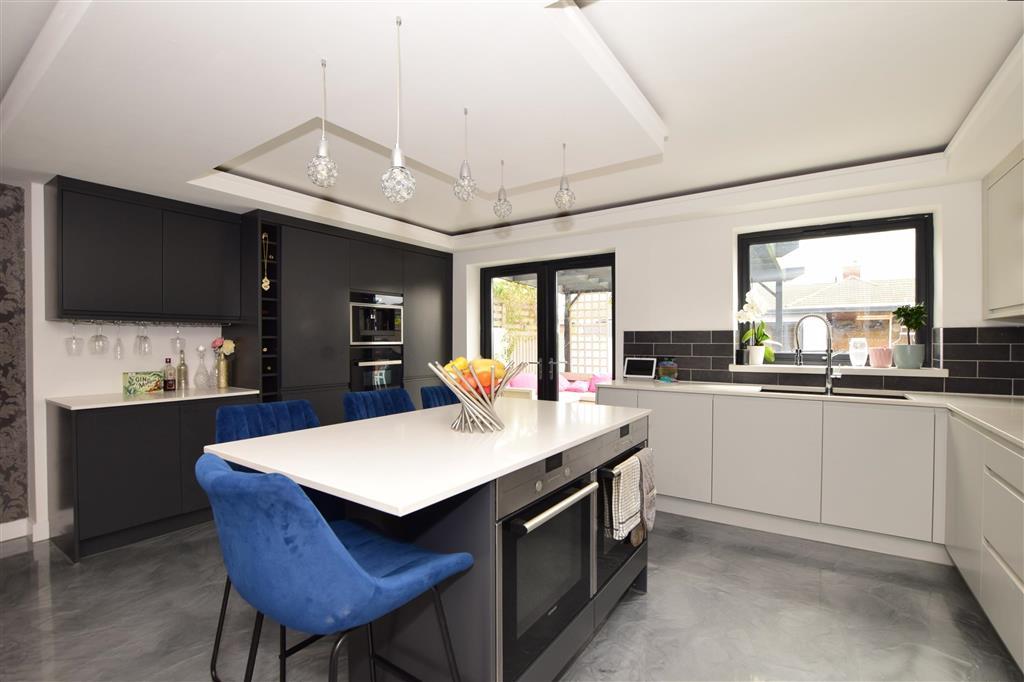 Kitchen/ Breakfast Area