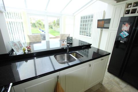 22 Blenheim Gardens, Aveley, South Ockendon, RM15 4EB