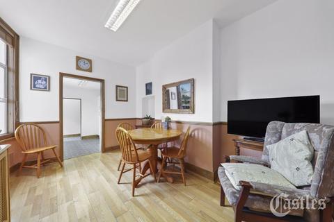 33 Caversham Avenue, London, N13 4LL