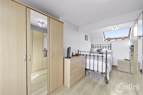 33 Caversham Avenue, London, N13 4LL