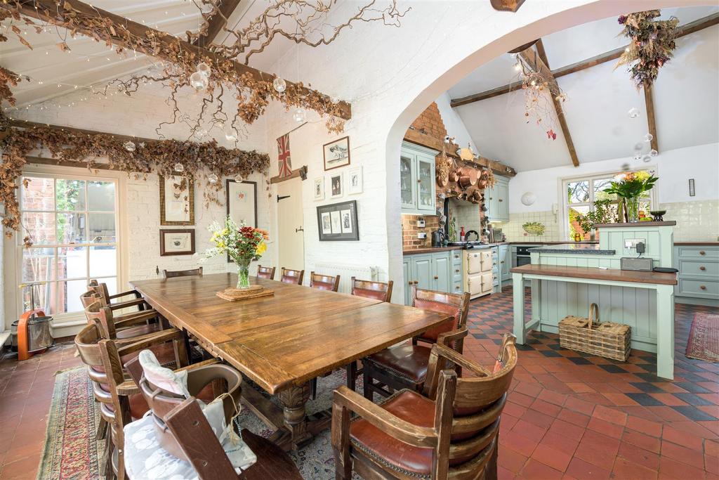 KITCHEN &amp; BREAKFAST ROOM
