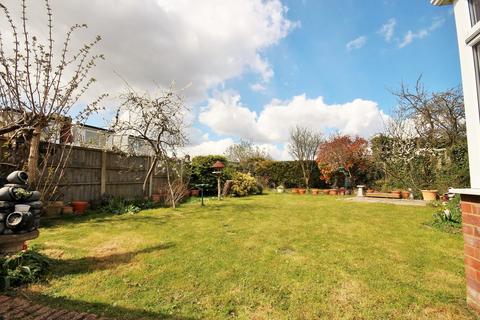 13 Heycroft Drive, Cressing, Braintree, CM77 8JN
