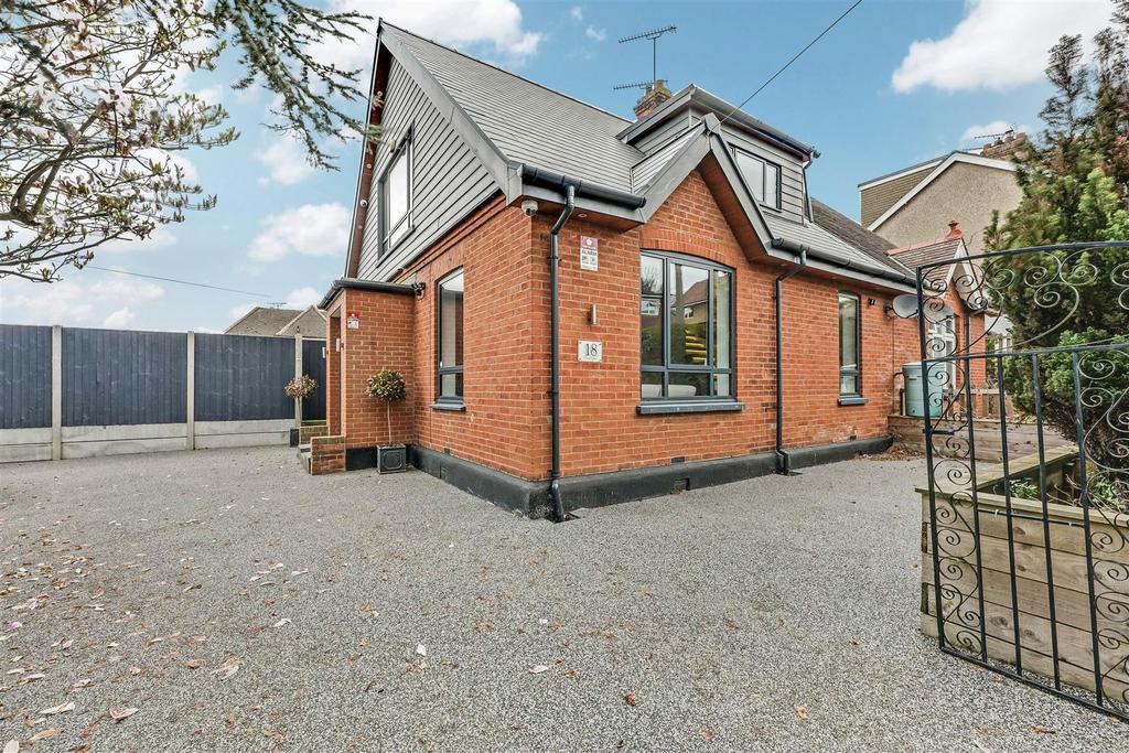 Crown Hill, Rayleigh 3 bed semidetached house £475,000