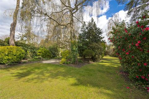 4 bedroom detached house to rent, Dorset Drive, Woking, GU22