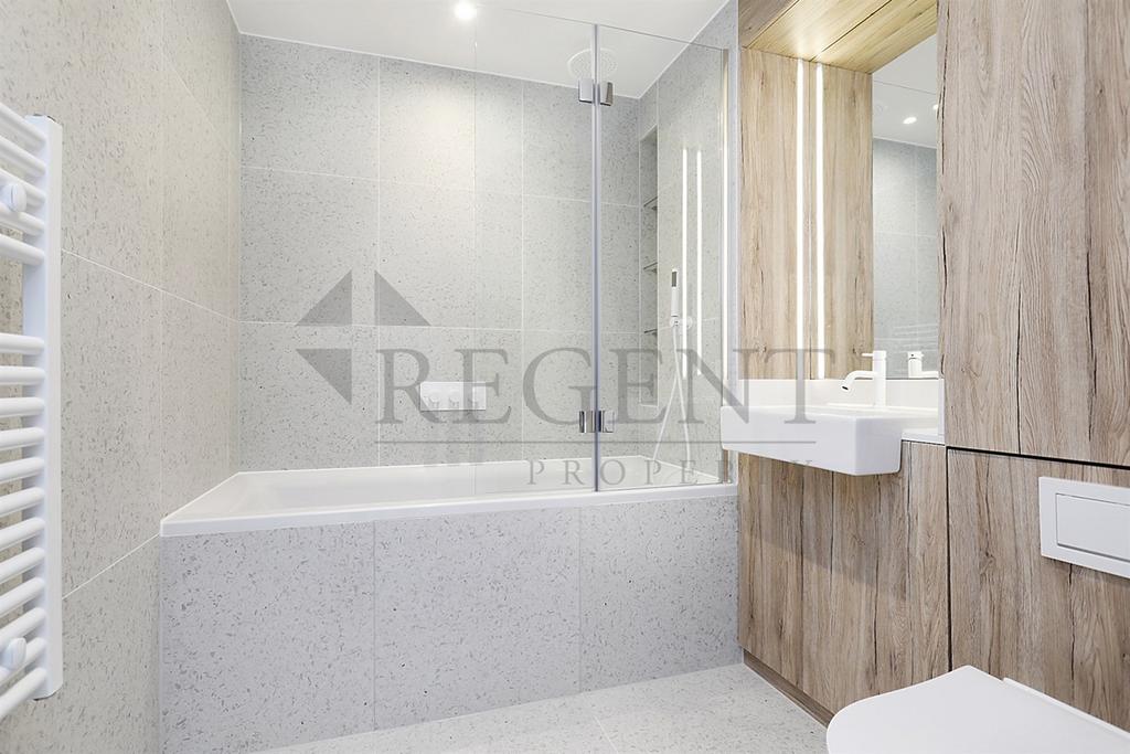 Full Bathroom view