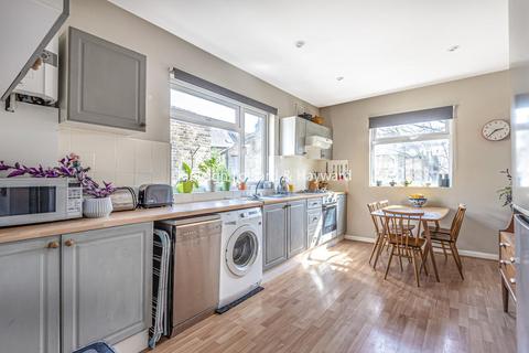 70b Davenport Road, Catford, London, SE6 2AX