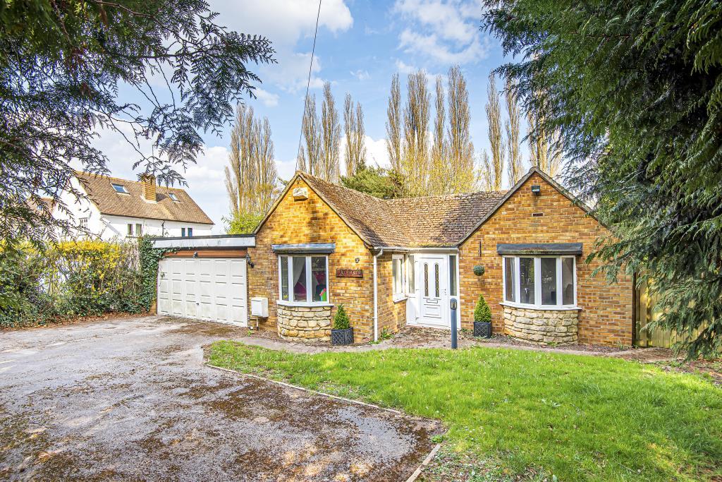 Middleton Cheney, Oxfordshire, OX17 2 bed detached bungalow for sale