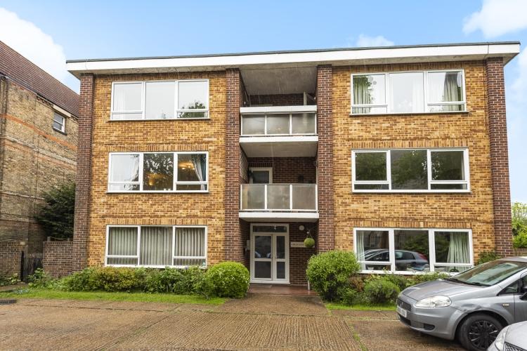 Crescent Road Beckenham BR3 2 bed flat £1,500 pcm (£346 pw)