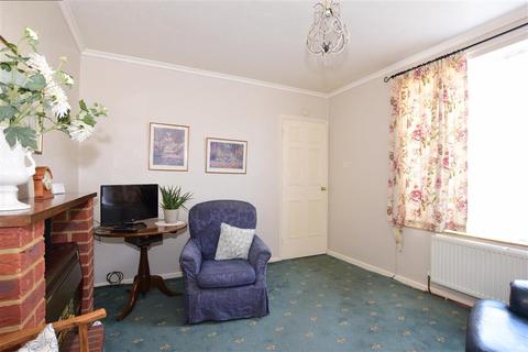 18 Clifton Close, Rochester, ME2 2HG