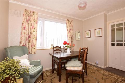 18 Clifton Close, Rochester, ME2 2HG