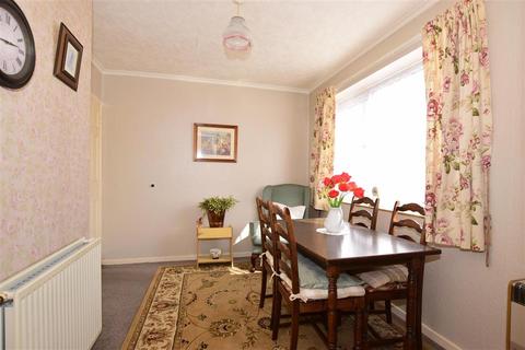 18 Clifton Close, Rochester, ME2 2HG