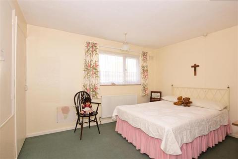 18 Clifton Close, Rochester, ME2 2HG
