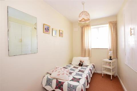 18 Clifton Close, Rochester, ME2 2HG