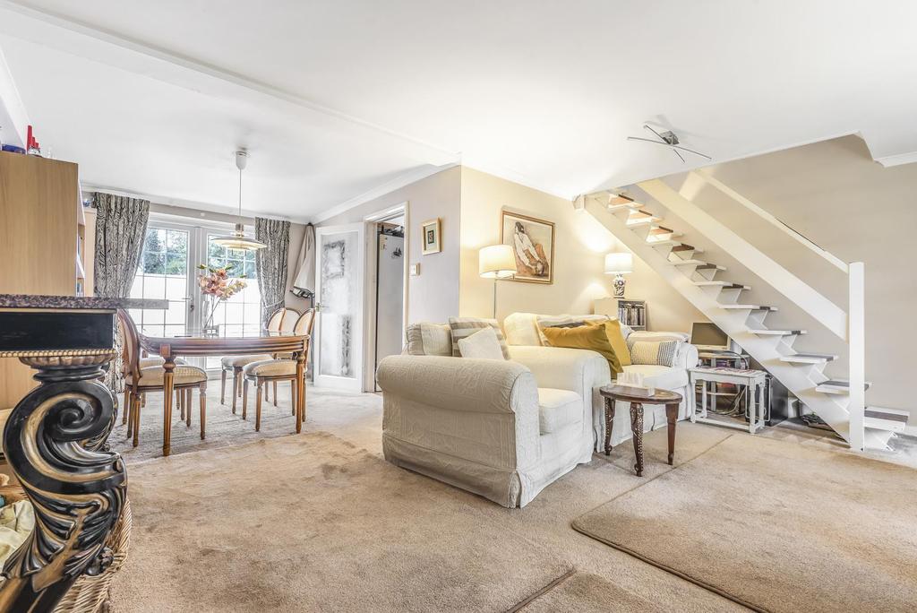 Winterdown Road, Esher, KT10 3 bed semidetached house £750,000