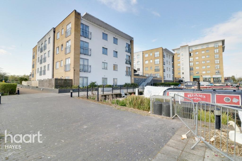 Waxlow Way, NORTHOLT 2 bed apartment £300,000