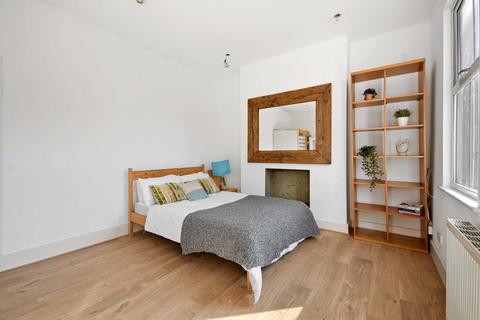 4 bedroom flat to rent, Queenstown Road, Battersea, SW8