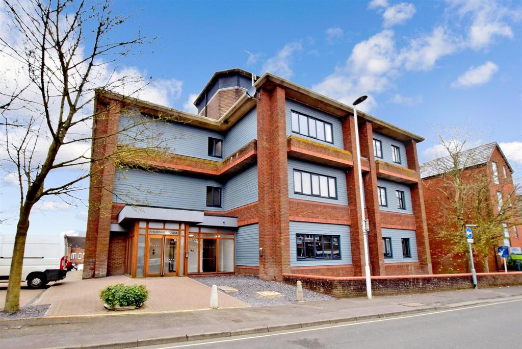 Cantelupe Road, East Grinstead, West Sussex 1 bed ground floor flat £