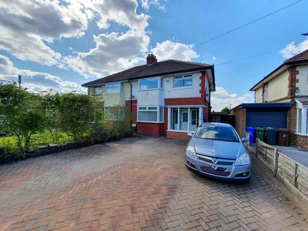 Lees Road, AshtonUnderLyne, OL6 3 bed semidetached house £250,000