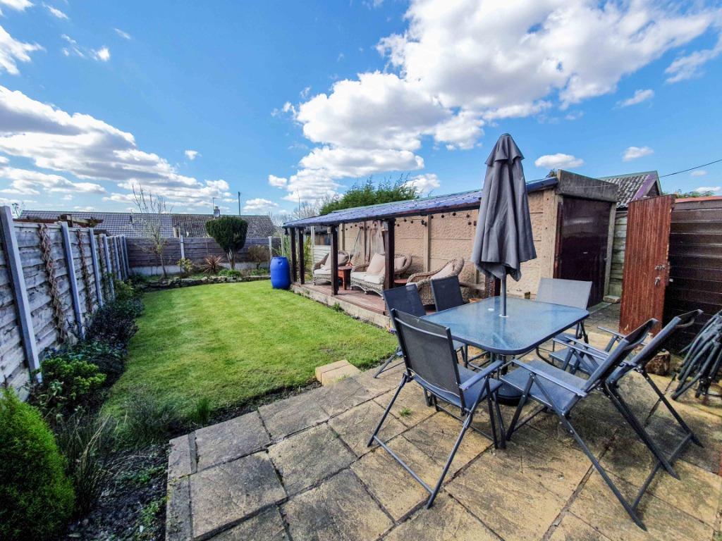 Lees Road, AshtonUnderLyne, OL6 3 bed semidetached house £250,000