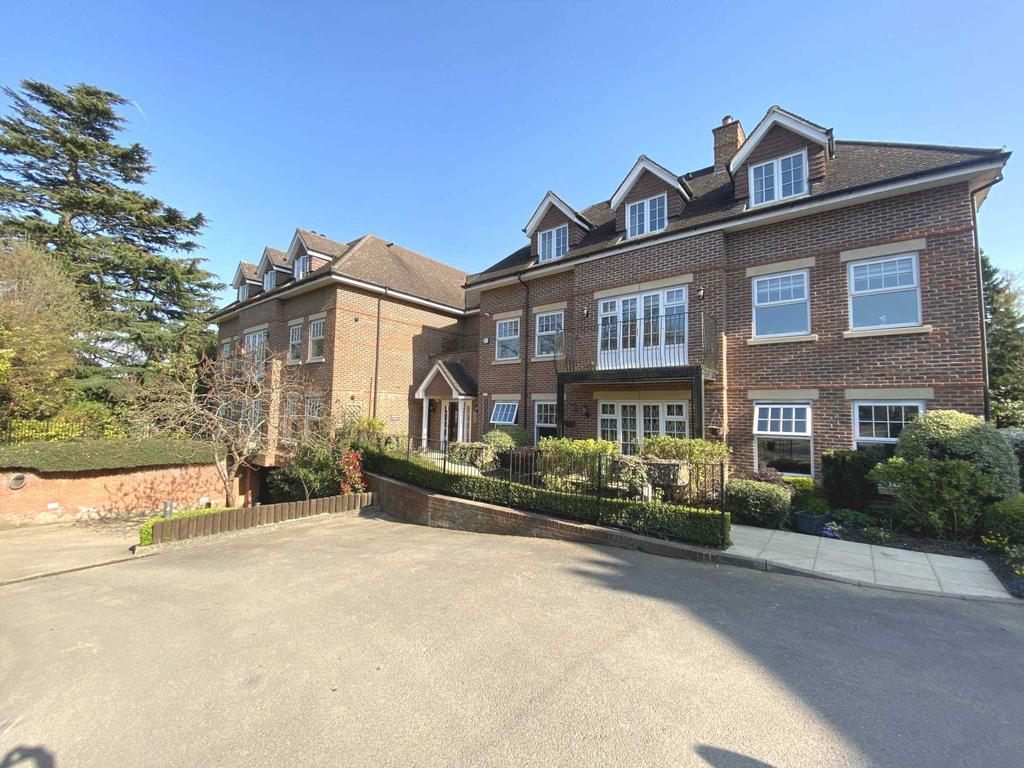 Watford Road, Radlett 2 bed flat £2,500 pcm (£577 pw)